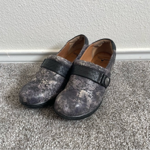 Nurse Mates Shoes - Nurse Mates Pillow Top Clogs Women’s Sz 8 Wide Kris Gray Metallic Paisley Shoes